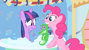 Pinkie puxa Gummy para fora da banheira T1E15