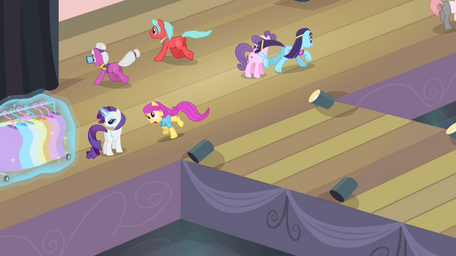 File:Ponies scattering S4E08.png