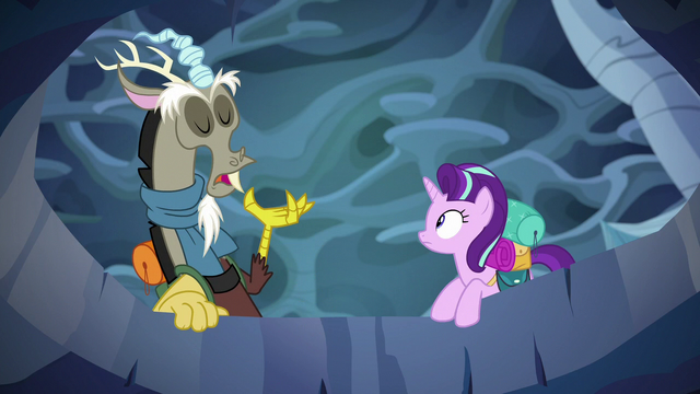 File:Discord half-complimenting Trixie's illusions S6E26.png