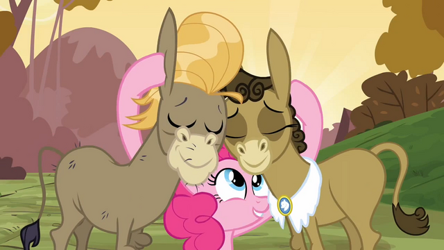 File:Pinkie Pie helps S2E18.png