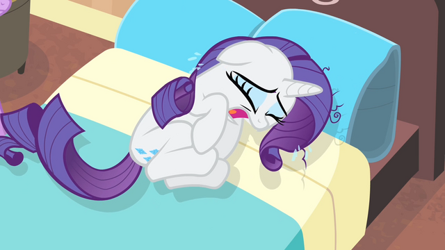 File:Rarity sobbing S4E08.png