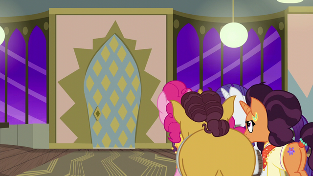 File:Zesty Gourmand shuts the door behind her S6E12.png