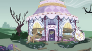 Applejack boarding up Carousel Boutique S03E13