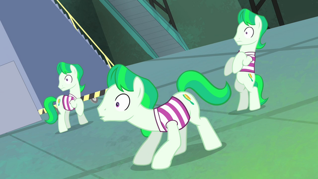File:The henchponies frozen S4E06.png