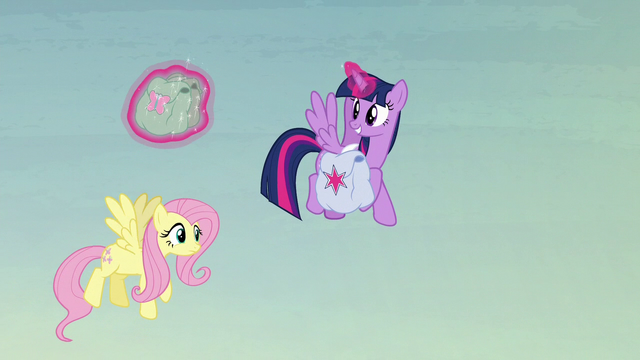 File:Twilight helps Fluttershy with her saddlebags S5E23.png