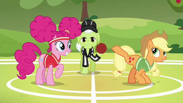 File:Applejack "try to be the first one to kick it" S6E18.png