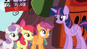 S04E15 Twilight rozmawia z Znaczkową Ligą przy drzwiach.png