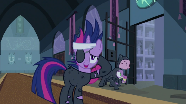 File:Twilight thanking guard S2E20.png