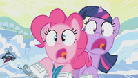 S01E11 Pinkie i Twilight na chwilę przez uderzeniem