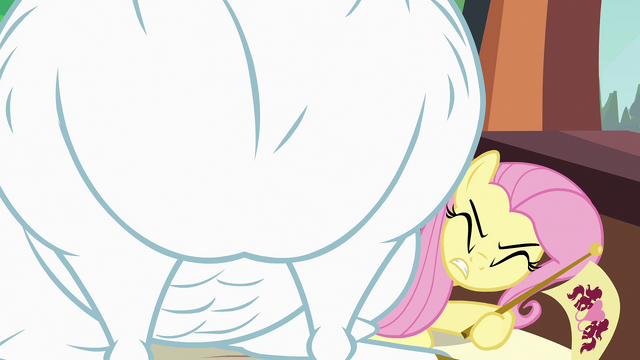 File:Fluttershy struggling S4E10.png