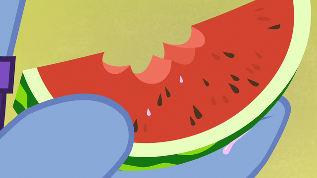 File:Close-up of watermelon dripping water S7E8.png