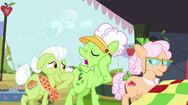 File:Applesauce talks about her "youthful complexion" S3E8.png