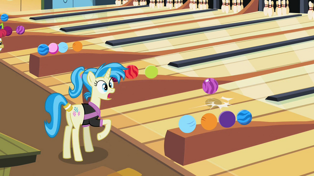 File:Bowling ball bouncing S02E06.png