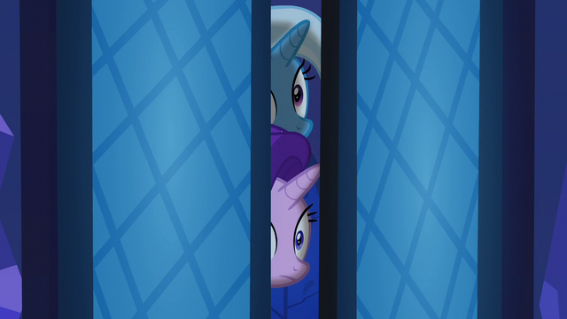 File:Starlight and Trixie peek into the throne room S6E25.png