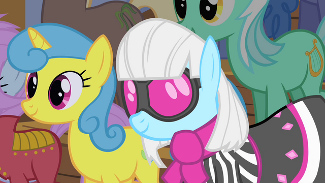 File:Photo Finish looks at Fluttershy S1E20.png