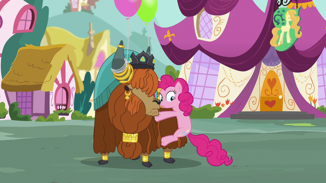 File:Pinkie pauses S5E11.png