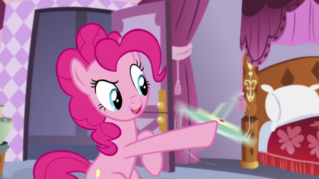 File:Pinkie spins the plate S5E14.png