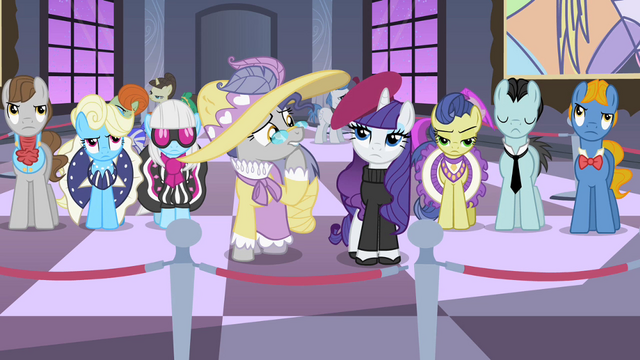 Plik:S02E09 Rarity przygląda się obrazom na wystawie.png