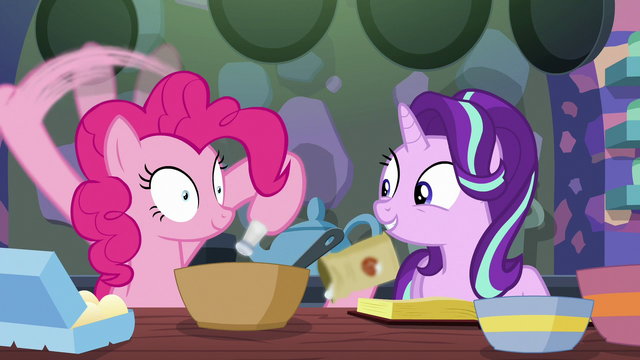 File:Pinkie quickly adds baking soda, salt, and cinnamon S6E21.png