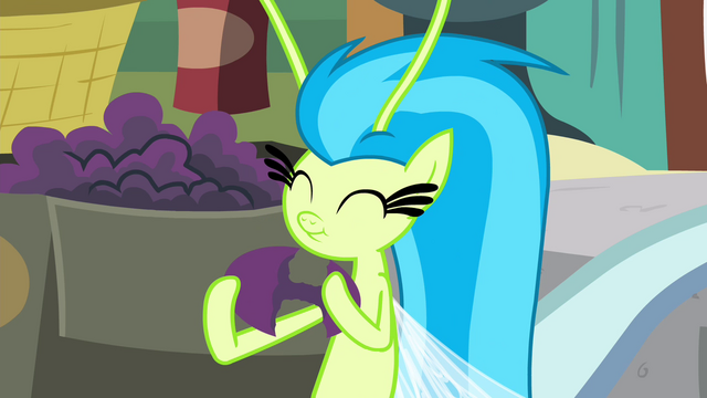 File:Breezie eating grape S4E16.png