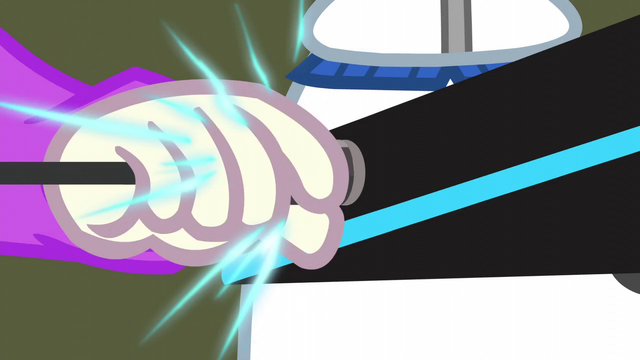 File:DJ Pon-3 plugging in portable turntable EG3.png