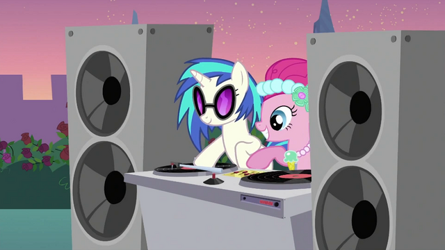 File:DJ Pon-3 hitting the disc S2E26.png
