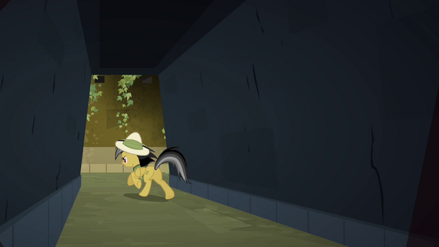File:Daring Do heading down corridor S4E04.png