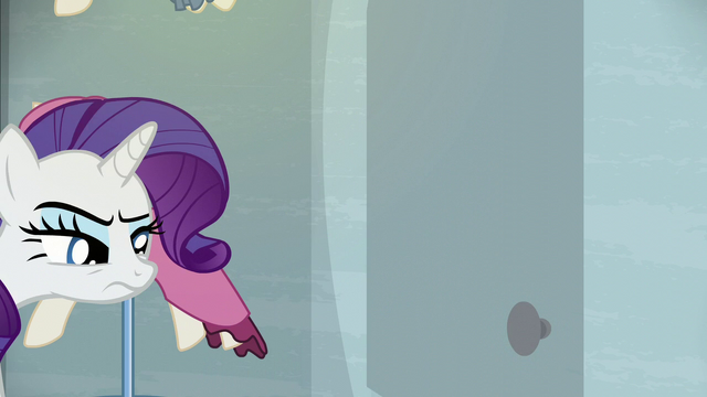 File:Rarity backs away from the door S6E9.png