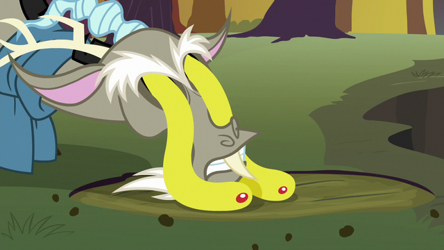 File:Discord eyes stretch out of their sockets S6E25.png