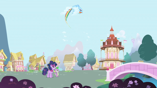 Plik:S01E01 Rainbow Dash zawraca w powietrzu.png