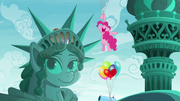 S06E03 Pinkie lata na balonach.png