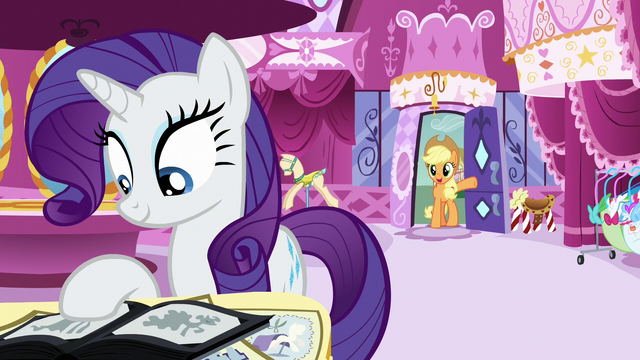 File:Applejack enters Carousel Boutique S7E9.png