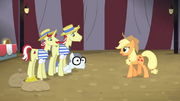 Applejack trotando em direção a Flim e Flam T4E20.png