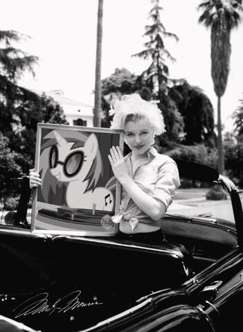 File:FANMADE Marilyn monroe holding dj pon3 photo.jpg