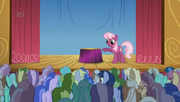 S01E18 Cheerilee aplauz.png