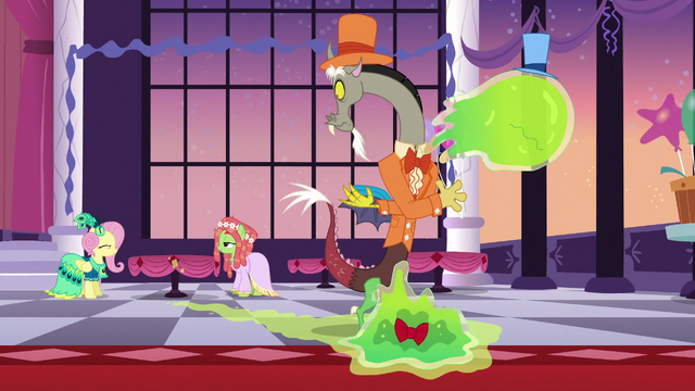 File:Discord splits the Smooze in half S5E7.png