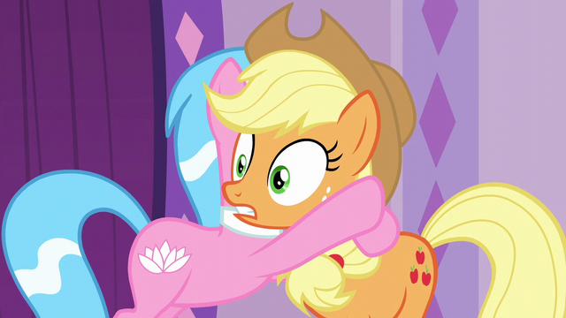 File:Aloe hugging Applejack S6E10.png