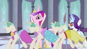 S02E25 Chrysalis nie odpowiadają suknie druhien.png