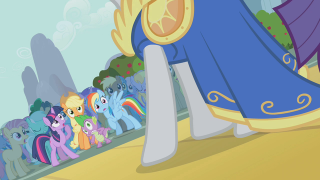 File:Rarity slightly off-screen S1E06.png