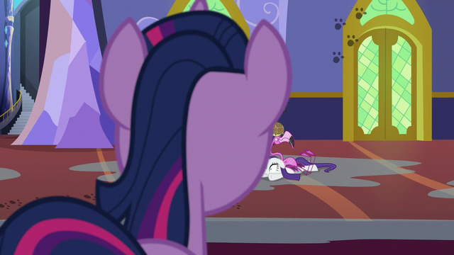 File:Twilight Sparkle returns to the castle S6E21.png