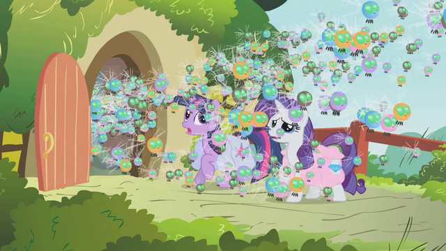 File:Parasprites leaving the cottage S01E10.png