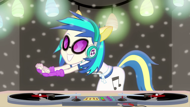 File:DJ Pon-3 busting a move EG2.png