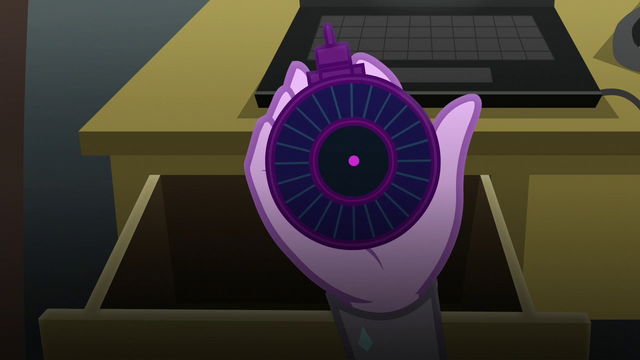 File:Sci-Twi holding the device EG3.png