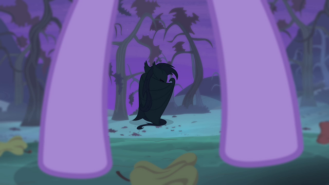 File:Flutterbat sitting alone S4E07.png
