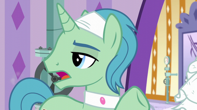 File:Spa Worker "warm towels are big hit" S6E10.png