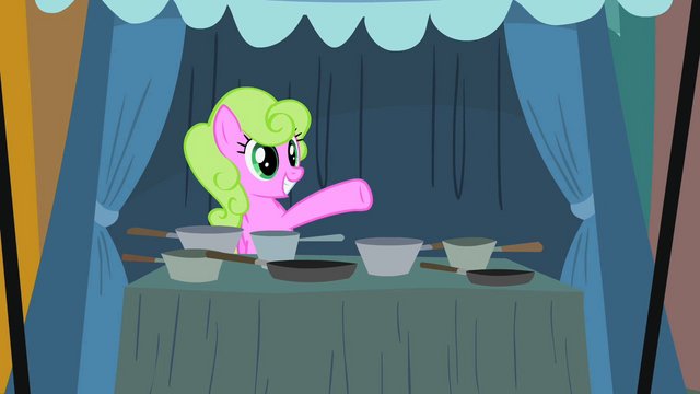 File:Daisy selling pans S2E12.png