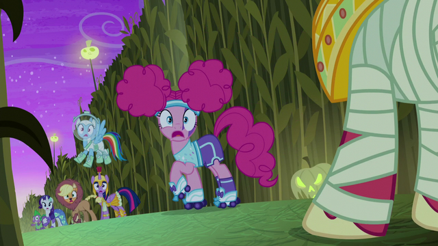 File:Big Mac appears behind the main cast S5E21.png