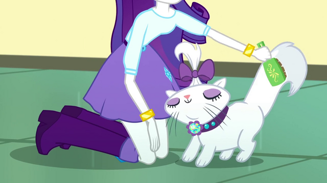 File:Rarity brushing Opalescence's tail SS7.png