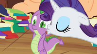 S02E10 Rarity całuje Spike'a w policzek.png