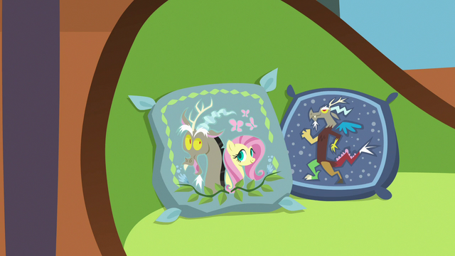 File:Embroidered pillows of Fluttershy and Discord S7E12.png